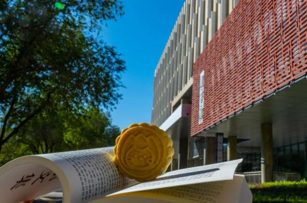 中秋节切超大月饼？！“快告诉我去哪里排队？”