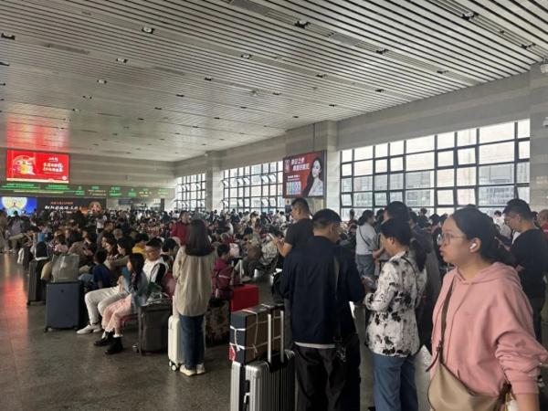 北京西站预计发送旅客192万人！你正在双节出行路上吗？