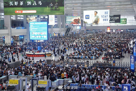 组图 | “人从众”模式开启 重庆火车站迎来客流高峰