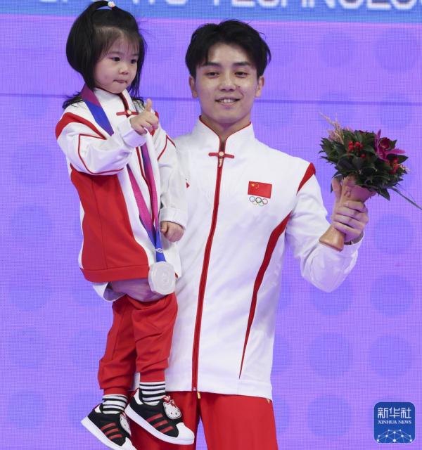 杭州亚运会 | 中国选手包揽男子单杠冠亚军