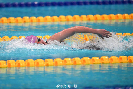 李冰洁800米自由泳夺魁