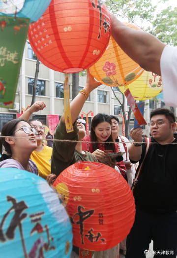 体验中秋民俗 感受中国传统文化魅力