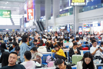 组图 | “人从众”模式开启 重庆火车站迎来客流高峰