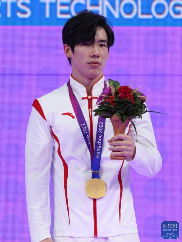 杭州亚运会 | 中国选手包揽男子单杠冠亚军