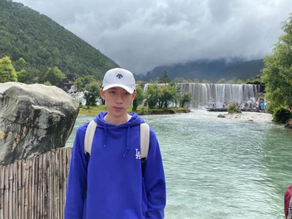 被千万人心疼的杭州“小黄帽”找到了!1米85,大二学生!这一次,不再只有背影... 被千万人心疼的杭州“小黄帽”找到了!1米85,大二学生!这一次,不再只有背影...