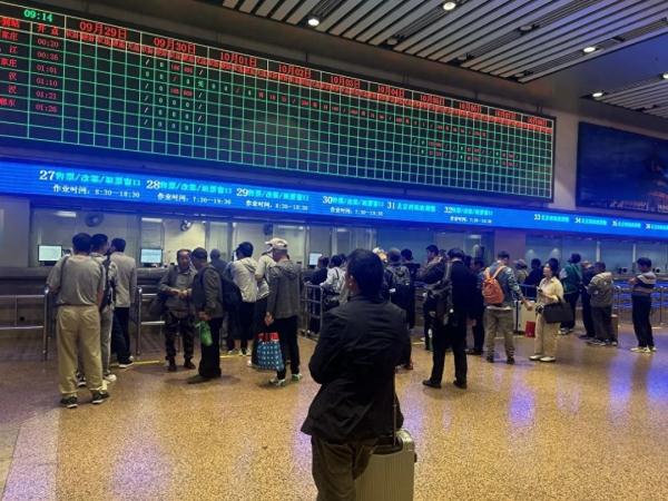 北京西站预计发送旅客192万人！你正在双节出行路上吗？