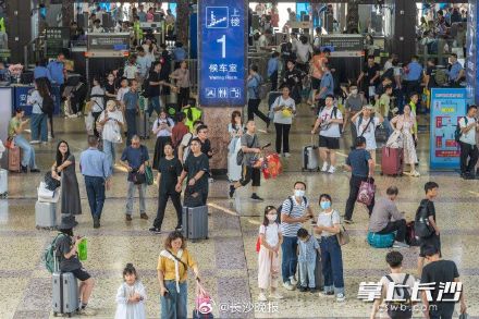 长假首日,长沙火车站开启人从众模式 长假首日,长沙火车站开启人从众模式