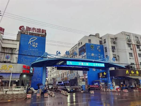 “双节”上海海鲜销售如何？记者实探：部分海鱼价格较往年下降，这类产品受欢迎→
