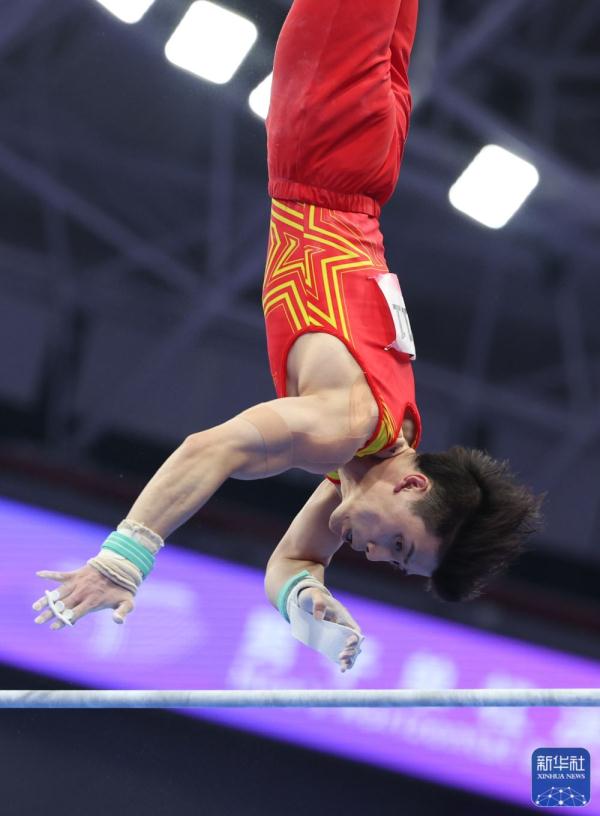 杭州亚运会 | 中国选手包揽男子单杠冠亚军