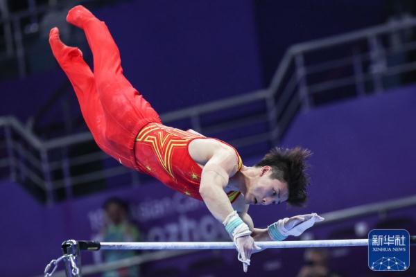 杭州亚运会 | 中国选手包揽男子单杠冠亚军
