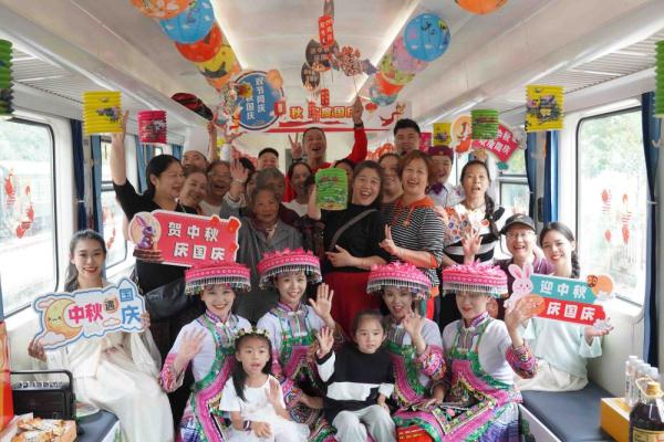 西南地区“快”“慢”列车上的民俗文化吸引多地旅客体验打卡