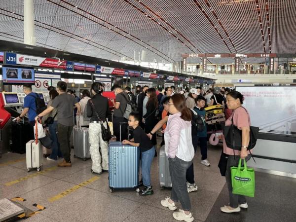 北京西站预计发送旅客192万人！你正在双节出行路上吗？