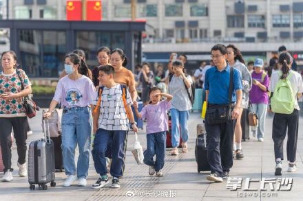 长假首日,长沙火车站开启人从众模式 长假首日,长沙火车站开启人从众模式