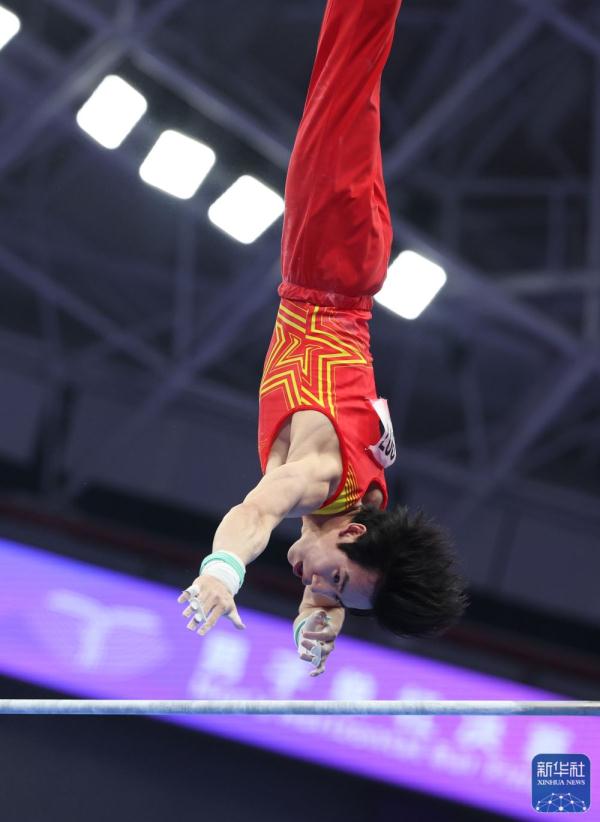 杭州亚运会 | 中国选手包揽男子单杠冠亚军