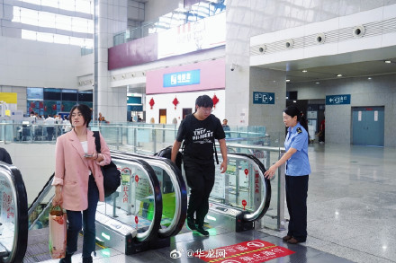 组图 | “人从众”模式开启 重庆火车站迎来客流高峰