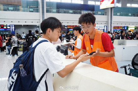 组图 | “人从众”模式开启 重庆火车站迎来客流高峰