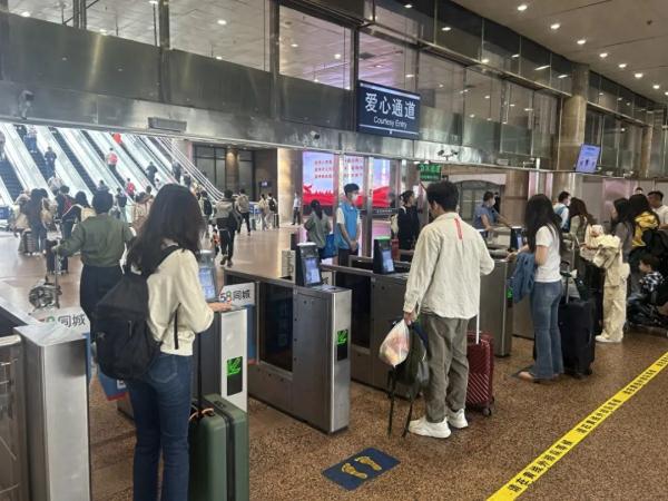 北京西站预计发送旅客192万人！你正在双节出行路上吗？