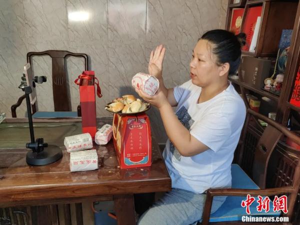 日生产60吨，这个“月饼村”为啥火了？