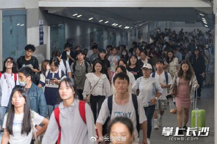 长假首日,长沙火车站开启人从众模式 长假首日,长沙火车站开启人从众模式