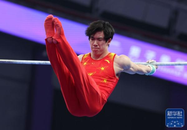 杭州亚运会 | 中国选手包揽男子单杠冠亚军