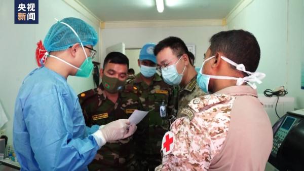 中国赴马里维和医疗分队官兵庆祝中秋国庆