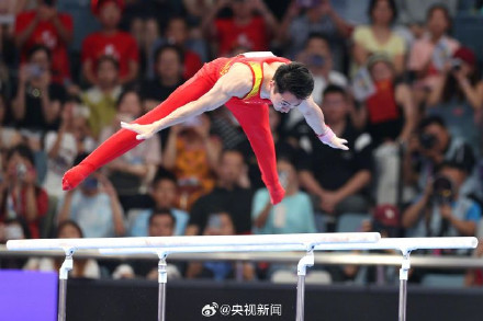 邹敬园夺得杭州亚运会男子双杠金牌