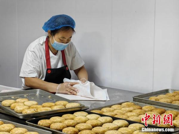 日生产60吨，这个“月饼村”为啥火了？