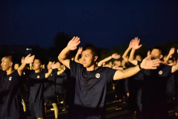 被千万人心疼的杭州“小黄帽”找到了!1米85,大二学生!这一次,不再只有背影... 被千万人心疼的杭州“小黄帽”找到了!1米85,大二学生!这一次,不再只有背影...