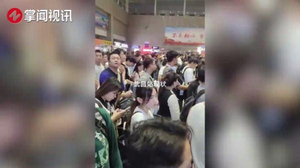 一觉醒来“堵”上热搜第一！有人已打道回府！网友感叹：上了高速发现全是聪明人……