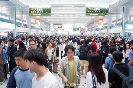 组图 | “人从众”模式开启 重庆火车站迎来客流高峰