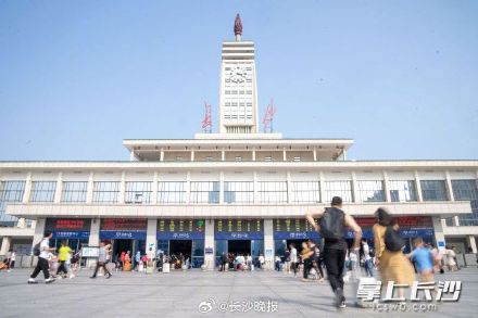 长假首日,长沙火车站开启人从众模式 长假首日,长沙火车站开启人从众模式