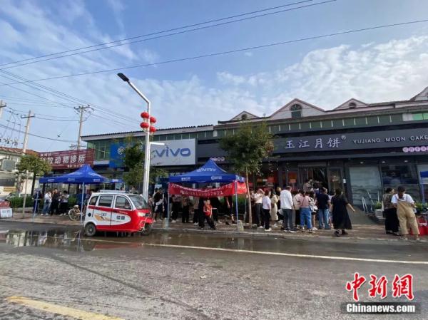 日生产60吨，这个“月饼村”为啥火了？