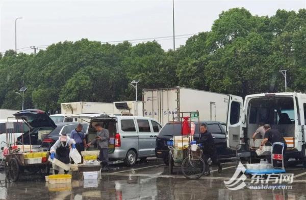 “双节”上海海鲜销售如何？记者实探：部分海鱼价格较往年下降，这类产品受欢迎→