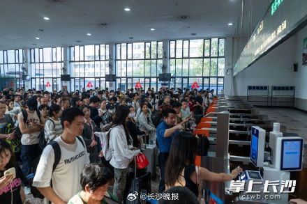 长假首日,长沙火车站开启人从众模式 长假首日,长沙火车站开启人从众模式