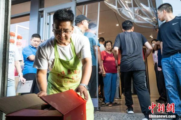 日生产60吨，这个“月饼村”为啥火了？