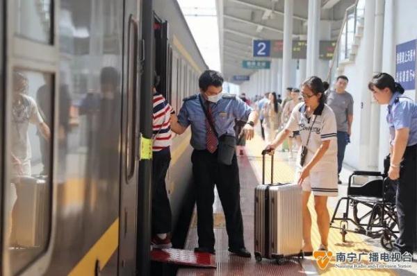 客流高峰到来!国铁南宁局发送旅客预计创历史新高 客流高峰到来!国铁南宁局发送旅客预计创历史新高