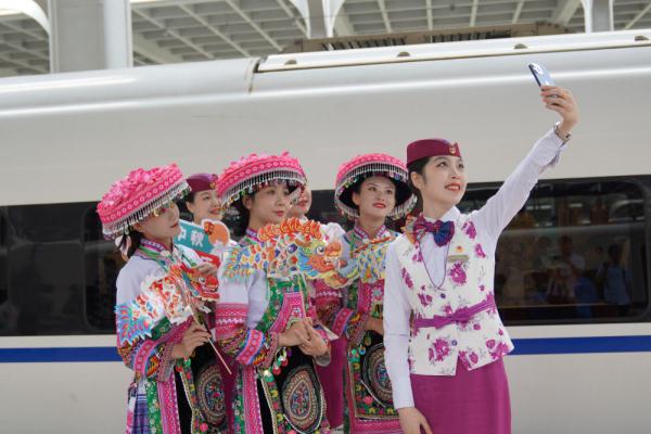 西南地区“快”“慢”列车上的民俗文化吸引多地旅客体验打卡