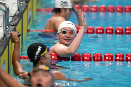 李冰洁800米自由泳夺魁