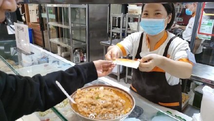 慕了！河南一高校免费发近36万张餐券 每个学生10张共100元