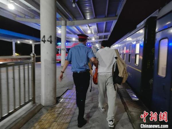 情况紧急!为救助患病旅客列车提早12分钟到站 情况紧急!为救助患病旅客列车提早12分钟到站