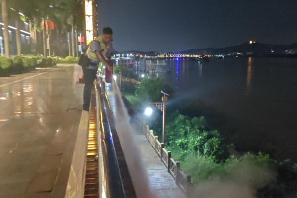 江边人行栈道起火！街坊目睹这一幕，赶紧跑来派出所