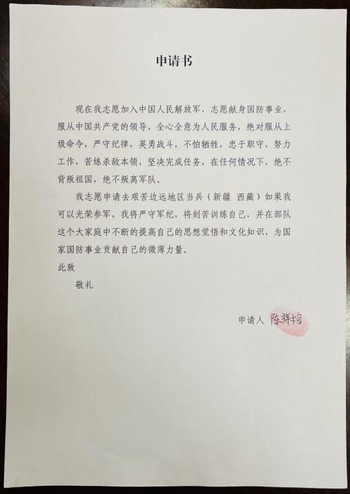 今天，他的墓碑前摆满了橘子……