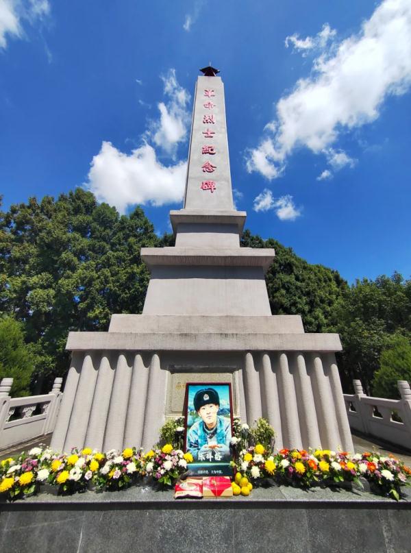 今天，他的墓碑前摆满了橘子……