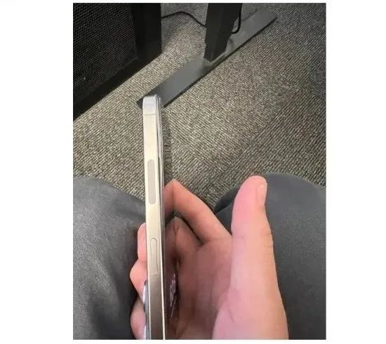 iPhone15 Pro发热翻车？屏幕被顶起
