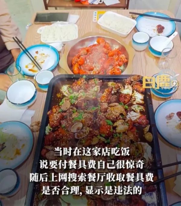 大学生餐后将餐具全带走？网友吵翻了