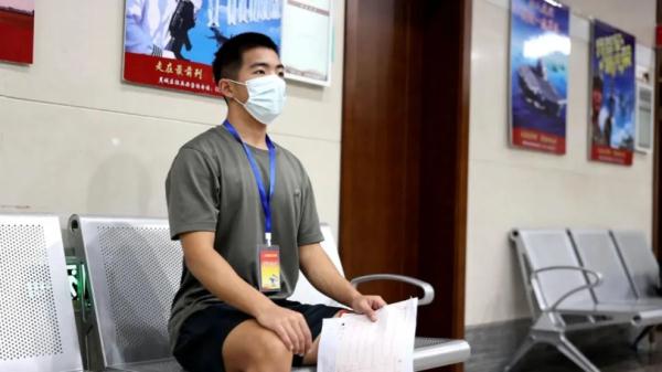 今天，他的墓碑前摆满了橘子……