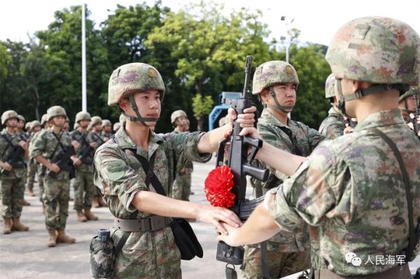 烈士梅雄的外甥，当海军啦!
