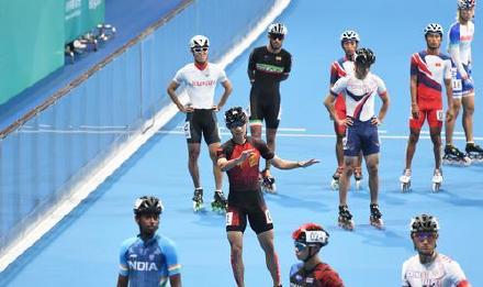 男子速度轮滑10000米积分淘汰赛,中国选手张振海摘银 男子速度轮滑10000米积分淘汰赛,中国选手张振海摘银