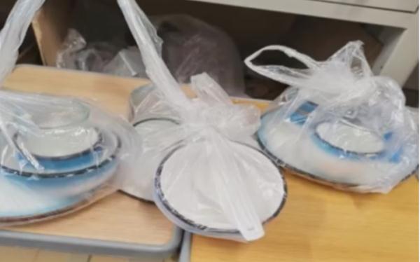 大学生餐后将餐具全带走？网友吵翻了
