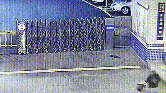 江边人行栈道起火！街坊目睹这一幕，赶紧跑来派出所